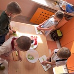 Kulinarna podróż po Europie - dzieci przygotowujące sałatkę
