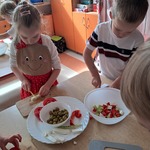 Kulinarna podróż po Europie - dzieci przygotowujące sałatkę