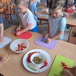 Kulinarna podróż po Europie - dzieci przygotowujące sałatkę