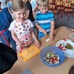 Kulinarna podróż po Europie - dzieci przygotowujące sałatkę