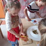 Kulinarna podróż po Europie - dzieci przygotowujące sałatkę