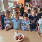 Kulinarna podróż po Europie - dzieci z sałatką