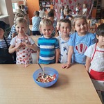 Kulinarna podróż po Europie - dzieci z sałatką