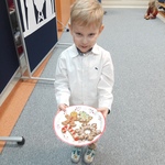 Świąteczne dekorowanie pierników- chłopiec z pierniczkami