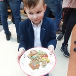 Świąteczne dekorowanie pierników- chłopiec z pierniczkami