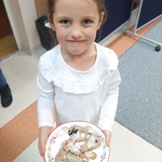 Świąteczne dekorowanie pierników- dziewczynka z pierniczkami