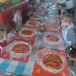 Warsztaty kulinarne - dzieci samodzielnie przygotowują pizzę
