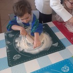 Warsztaty kulinarne - dziecko przygotowuje ciasto na pizzę