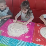 Warsztaty kulinarne - dzieci przygotowują ciasto na pizzę