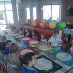 Warsztaty kulinarne - dzieci przygotowują ciasto na pizzę