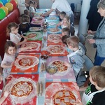 Warsztaty kulinarne - dzieci samodzielnie przygotowują pizzę