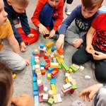 Centrum Edukacji Muzeum Wojska- dzieci budują zamek z klocków