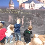 Centrum Edukacji Muzeum Wojska- dzieci rysują kreda