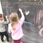 Centrum Edukacji Muzeum Wojska- dziecko rysuje kreda  
