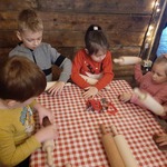 Z wizytą u świętego Mikołaja - dzieci robią pierniczki