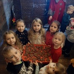 Z wizytą u świętego Mikołaja - dzieci z pierniczkami