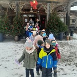 Z wizytą u świętego Mikołaja - dzieci przed chatką Mikołaja