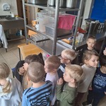 Poznajemy warzywa i owoce- dzieci poznają przedszkolna kuchnie oraz Panie kucharki