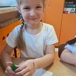 Coraz bliżej święta, coraz bliżej święta... - dziewczynka dekoruje pierniczka