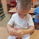 Coraz bliżej święta, coraz bliżej święta... - chłopiec dekoruje pierniczka