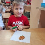 Coraz bliżej święta, coraz bliżej święta... - chłopiec dekoruje pierniczka