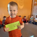 Serduszkowy dzień przyjaźni- dziecko z kartka z poczty walentynkowej