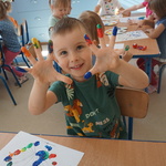 Dzień kropki - chłopiec maluje palcami