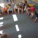 Dzień kropki- dzieci ćwiczą na dywanie