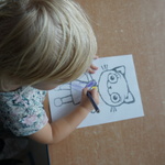 Kicia Kocia w Smerfach- dziecko koloruje obrazek