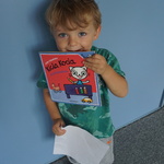 Kicia Kocia w Smerfach- chłopiec trzyma książkę 