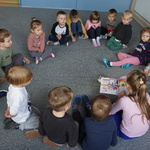 Kicia Kocia w Smerfach- dzieci na dywanie