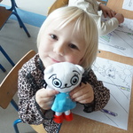 Kicia Kocia w Smerfach- dziewczynka trzyma maskotkę 