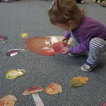 Jezykowa matematyka - dziecko układa obrazki na sylwecie jeża