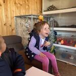 Wycieczka do wioski alpak- dziewczynka z papużką 