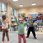 Dzień Jeża w grupie Smerfy- zabawa ruchowa na dywanie