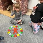 Piernikowe zabawy matematyczne- dzieci na dywanie