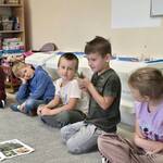 Dzień drzewa- dziecko ogląda gałązkę z drzewa iglastego