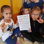 Dzień osób niesłyszących - dzieci z uczą się języka migowego