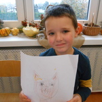 Dzień kundelka- chłopiec prezentuje rysunek psa