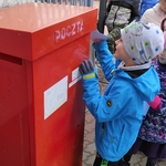 Dzień Poczty Polskiej- chłopiec wrzuca list do skrzynki