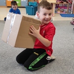 Dzień Poczty Polskiej- chłopiec trzyma pudełko