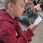 Dzień Poczty Polskiej- chłopiec ogląda kopertę
