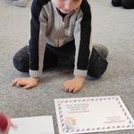 Dzień Poczty Polskiej- chłopiec na dywanie