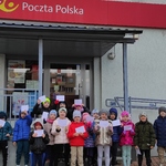 Dzień Poczty Polskiej- dzieci przed pocztą  
