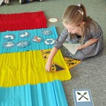 Droga do przedszkola- dziewczynka na dywanie