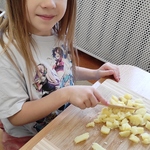 Mali kucharze - dziewczynka kroi warzywa na sałatkę jarzynową