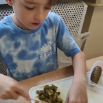Mali kucharze - chłopiec kroi warzywa na sałatkę jarzynową