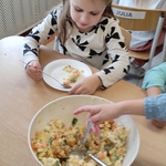 Mali kucharze - dziecko je sałatkę jarzynową