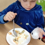 Mali kucharze - dziecko je sałatkę jarzynową