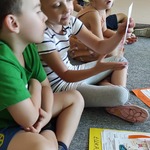 Poznajemy siebie - projekt edukacyjny- dzieci na dywanie